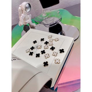 Set charm cỏ 4 lá đen trắng
