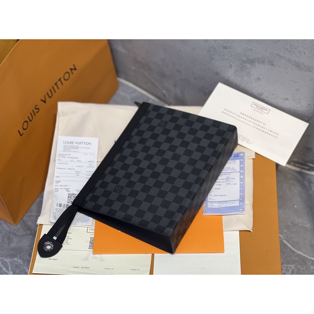 Ví cầm tay M266-27 LV POCHETTE VOYAGE LEATHER IN BLACK  Kích thước: 27 x 21 x 6 cm FULLBOX, TÚI VẢI, CARD