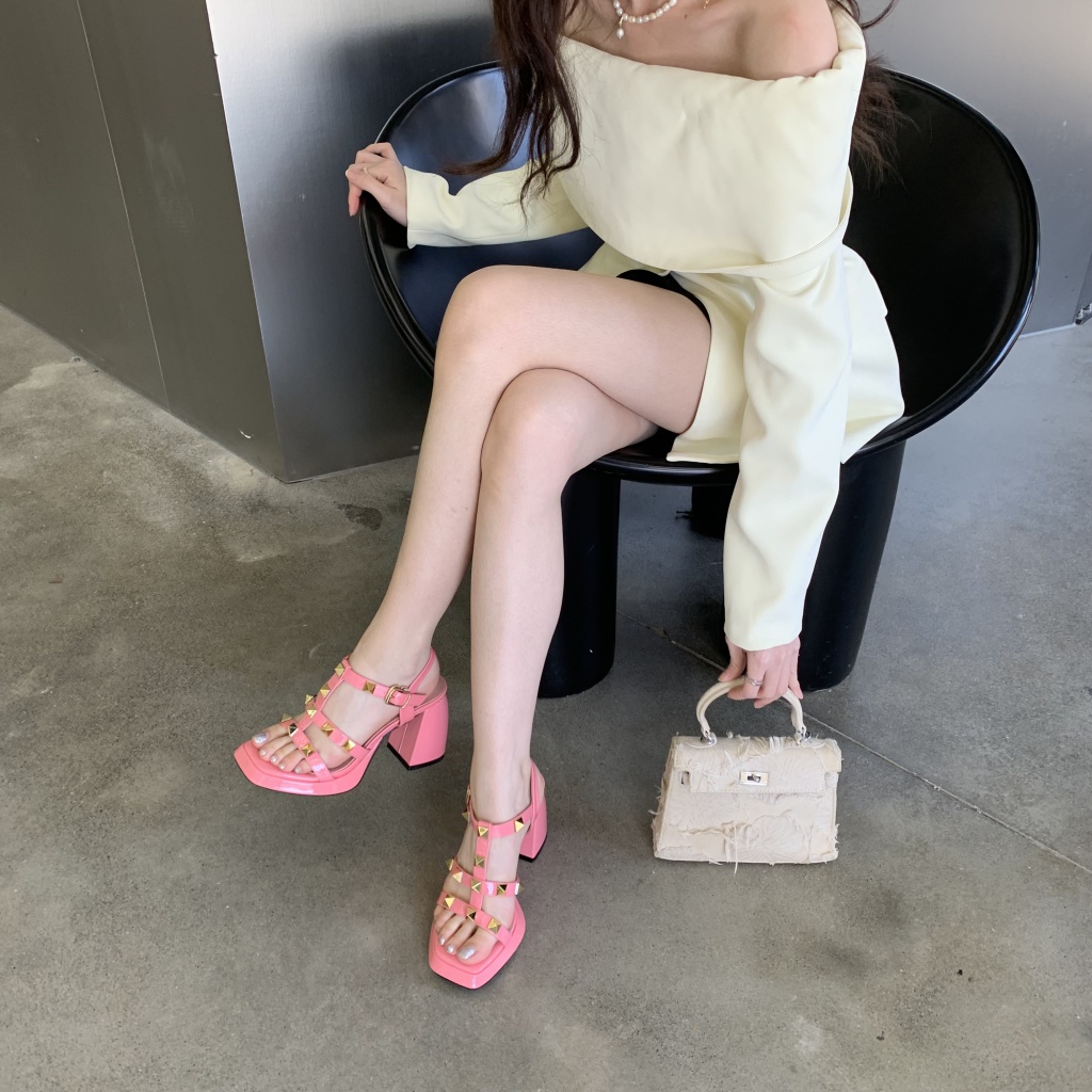 Giày Cao Gót Da Bóng Đế Dày Hở Ngón Đính Đinh Tán Chống Thấm Nước Thời Trang Xuân Hè 2023 Cho Nữ