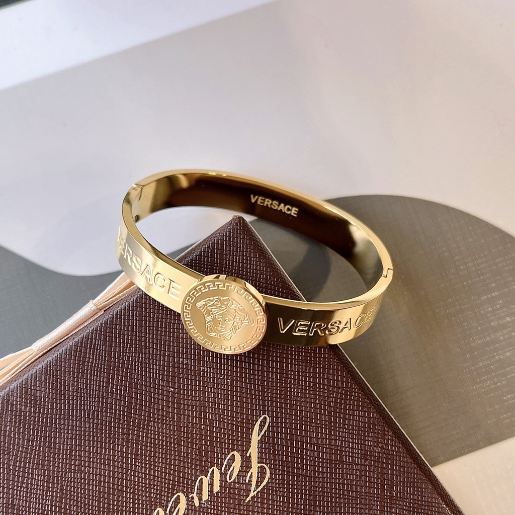 Vòng Tay Versace Bằng Thép Titan In Chữ Rỗng