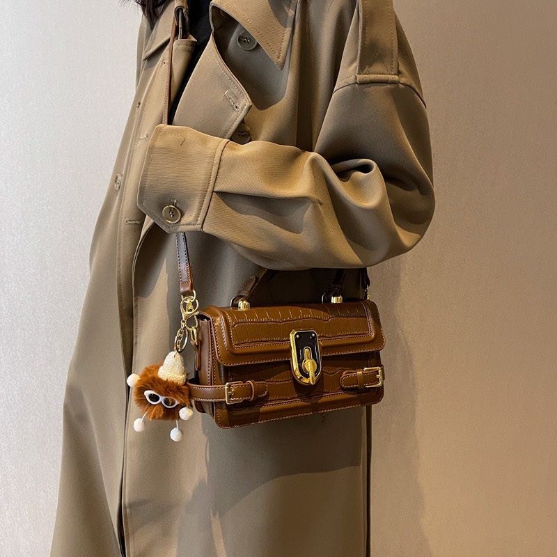 Túi đeo vai đeo chéo vân da bản lớn tặng kèm móc khóa thú bông siêu xinh 1247