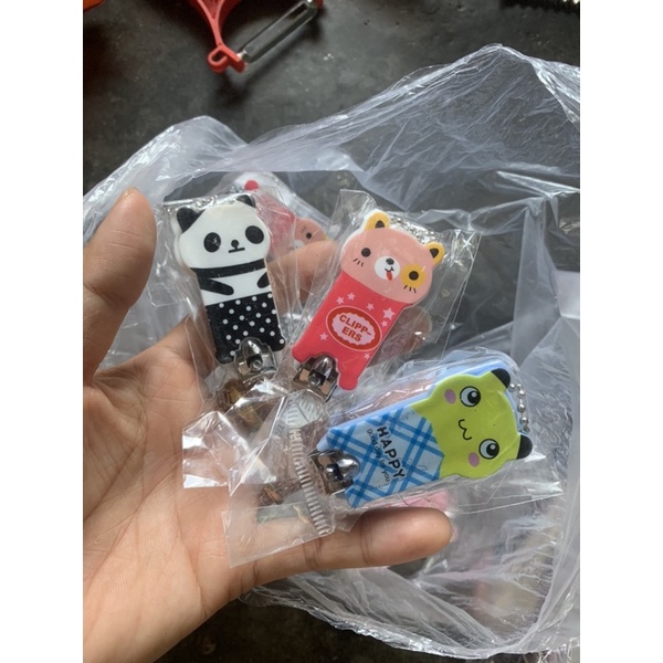 Bấm móng tay trẻ em