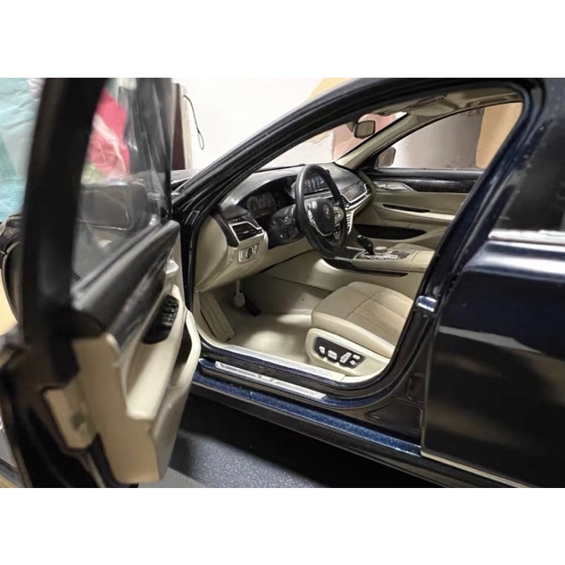 Mô hình xe sedan BMW 750i tỉ lệ 1:18