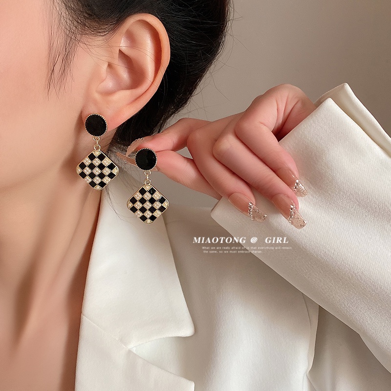 Bông Tai Hình Vuông Đính Ngọc Trai Trắng Đen Sang Trọng