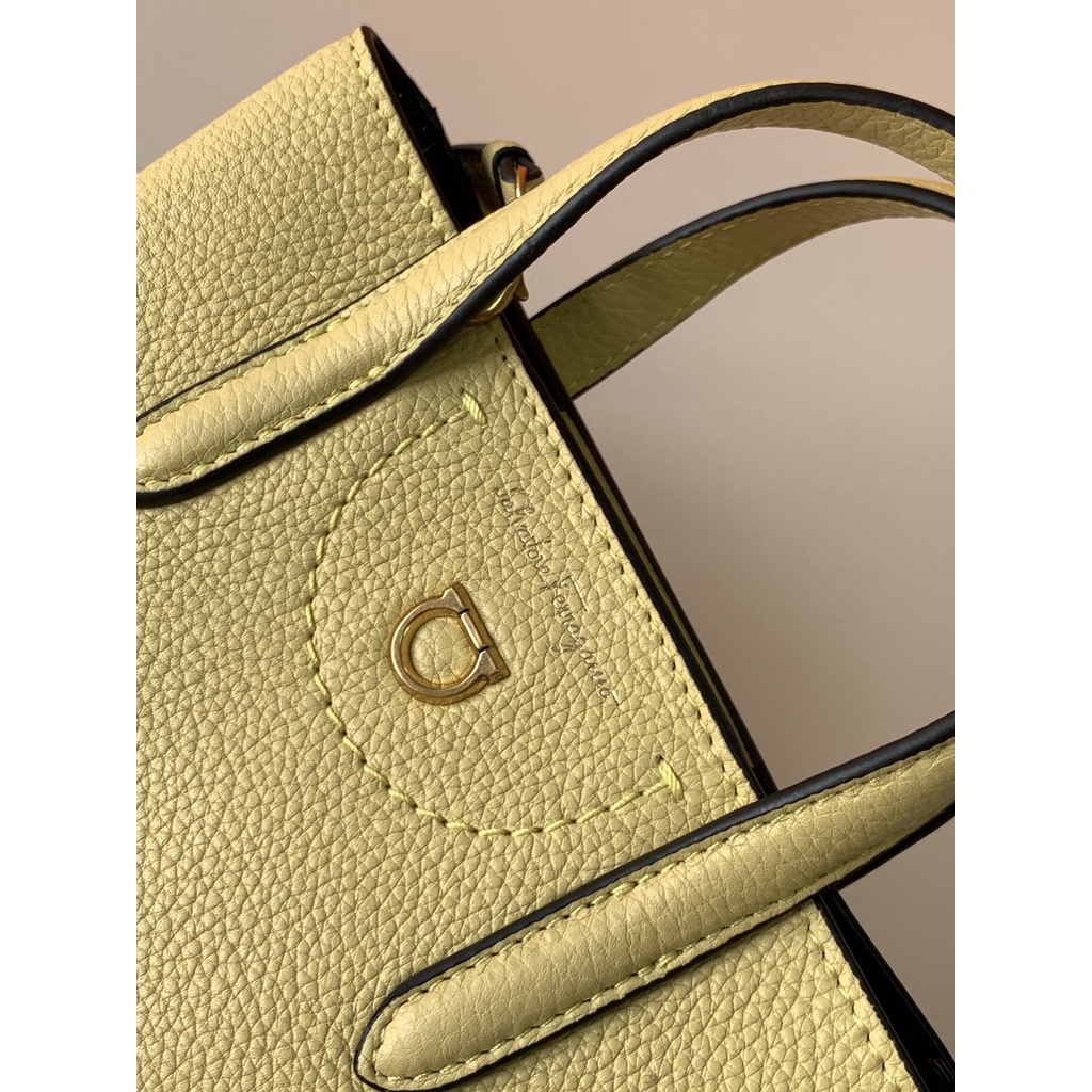 Túi đeo chéo nữ da thật thời trang cao cấp Salvatore Ferragamo phong cách tinh tế, sành điệu