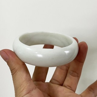 Vòng tay đá trắng ( bạch ngọc) cho người mệnh Thủy và Kim