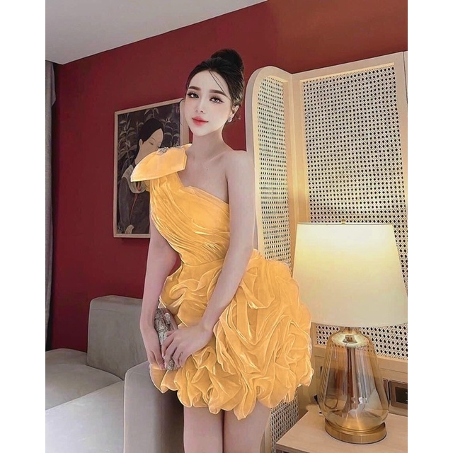 Đầm lệch vai nhún bèo