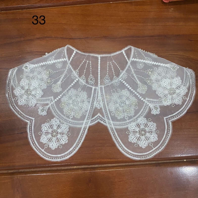 Cổ áo + bâu áo + váy + đính hạt + lá sen