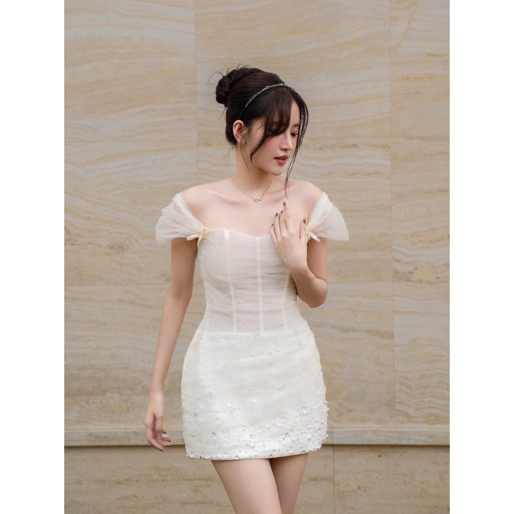 MAVEN - Váy trắng kem trễ vai phối lưới đính kết Meshia Cream Dress