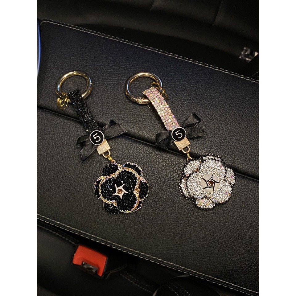 Móc khóa xe hơi hoa trà đính đá cao cấp sang trọng. Móc khóa trang trí đính đá