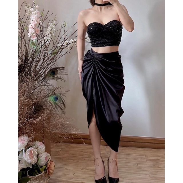 Chân váy satin bất đối xứng xẻ tà