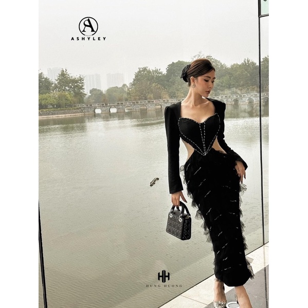 Đầm dự tiệc nữ màu đen cổ vuông cut eo gợi cảm điểm nhấn đính đá thủ công phần ngực mix chân váy ren xếp tầng ashyley