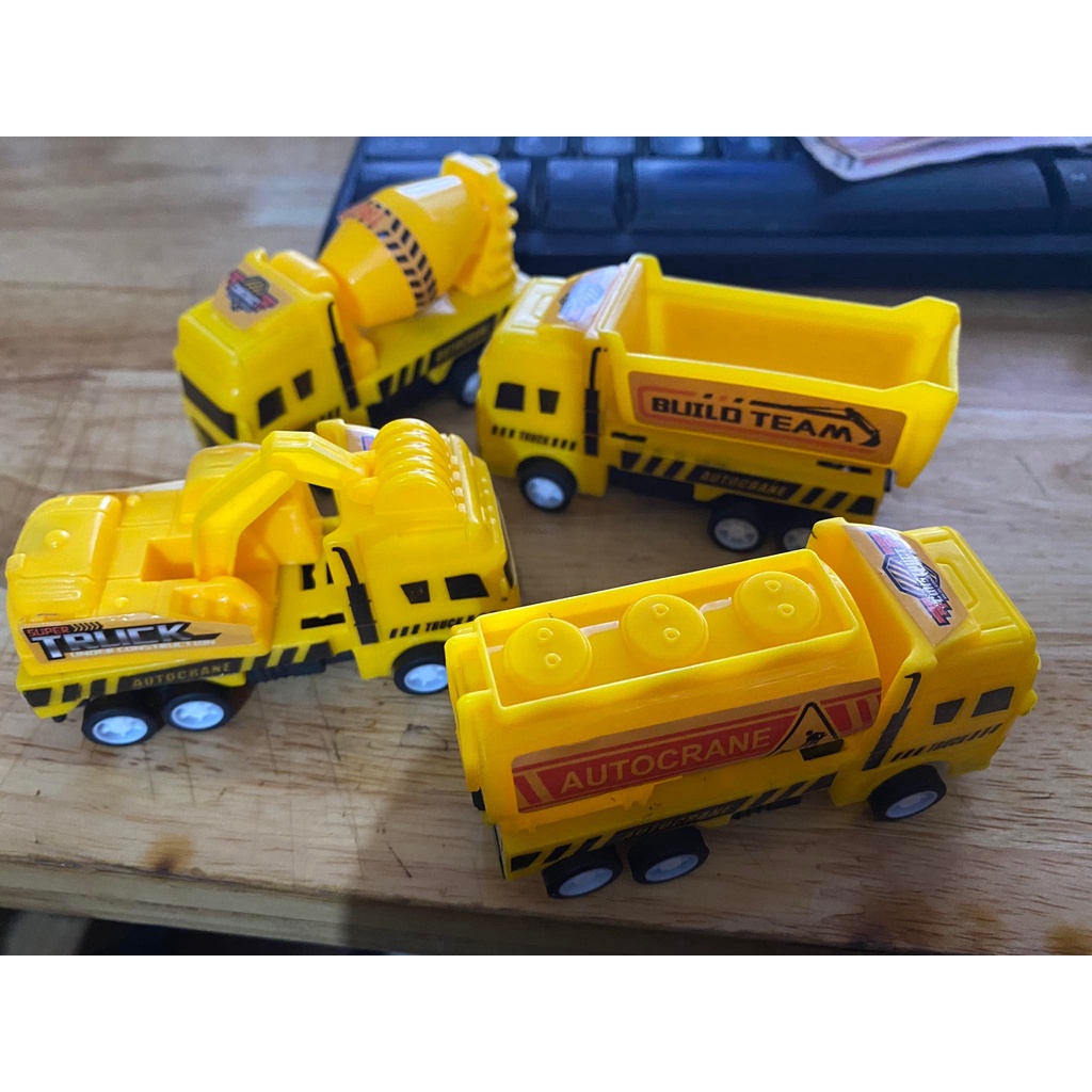 xe ô tô đồ chơi chạy dây cót( 1 chiếc)