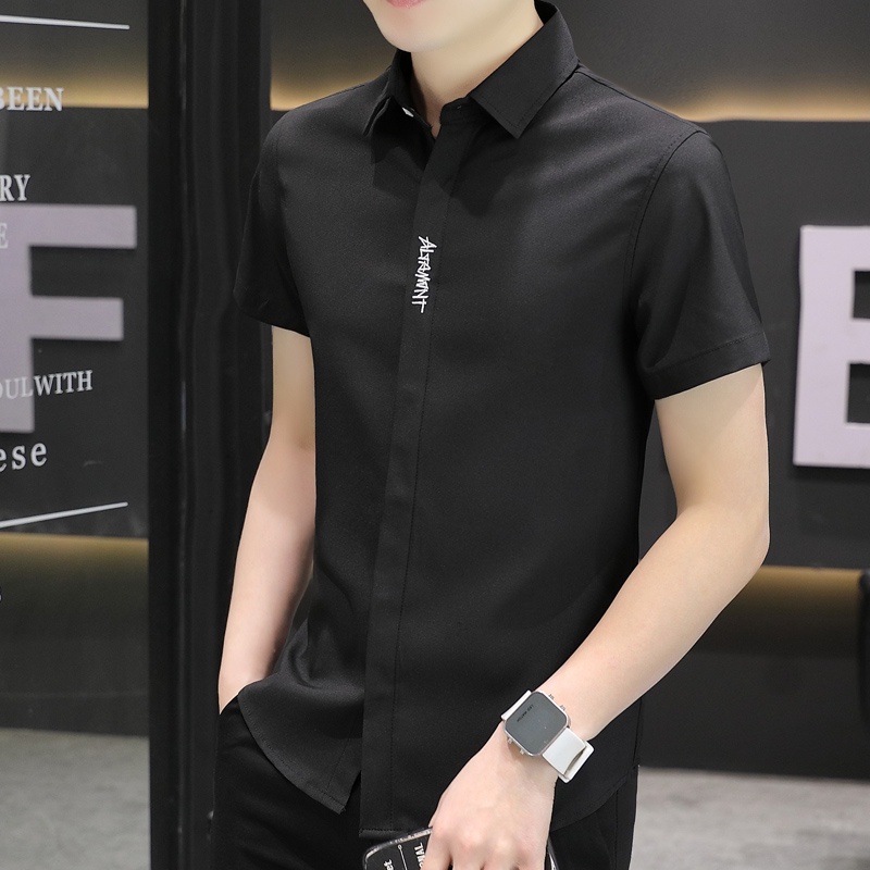 Áo Sơ Mi Lụa Lạnh Mỏng Ôm Dáng Màu Trơn Thêu Chữ Phối Nút Màu Đen / Trắng / Xanh Lá / Xanh Dương Kiểu Hàn Quốc Thời Trang Mùa Hè Cho Nam