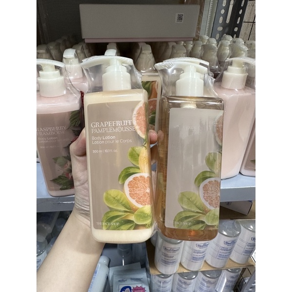 Gel Tắm/ Dưỡng thể Trắng Sáng Da từ Bưởi hồng THE FACE SHOP Grapefruits Body 300ML