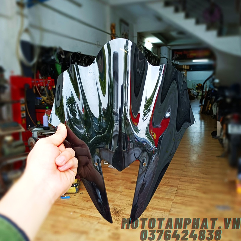 Mão spatar Winner X đen khói