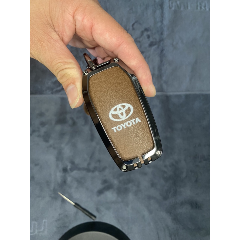 Ốp Chìa Khóa Xe Toyota Fortuner, Prado, Hilux Hợp Kim Và Da Cao Cấp Sang Trọng, Bền Đẹp