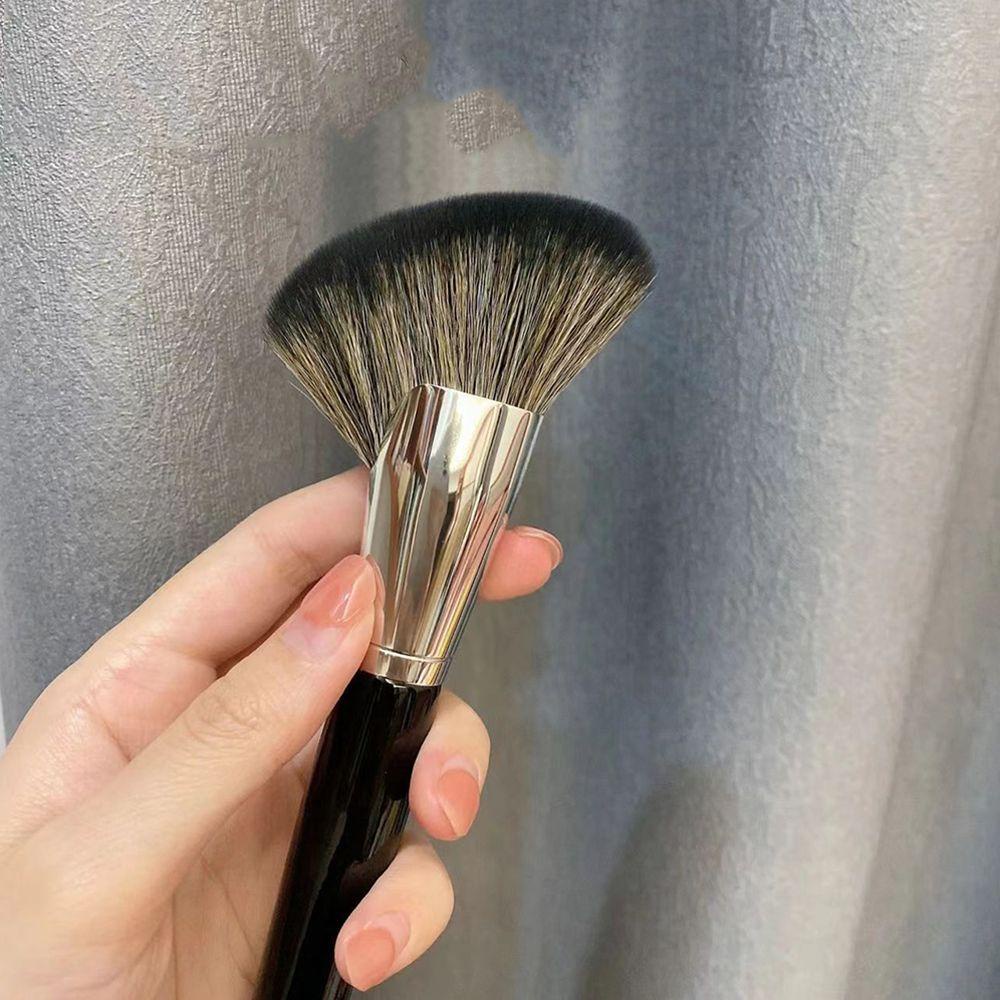 Cọ Trang Điểm Tay Cầm Bằng Gỗ Lông Mềm Tiện Dụng