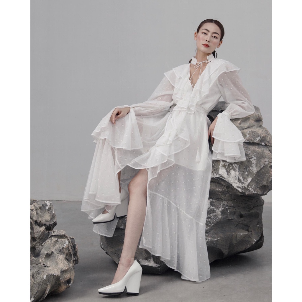 Đầm maxi bèo nhún xếp tầng tay phồng The Country TCB Ratio Maxi Dress vải trắng thêu hoa