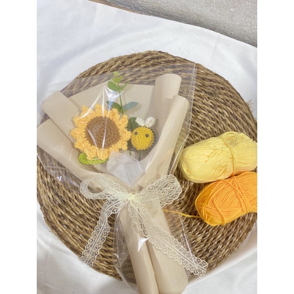 Bó hoa hướng dương mix ong cute