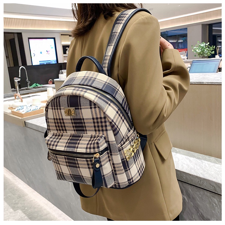 Ba Lô Da Kẻ Sọc Caro Đính Đinh Tán Thời Trang Cho Nữ