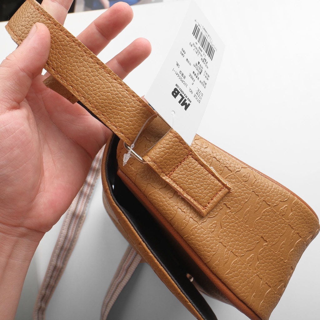 Túi MLB vân da Logo NY kim loại họa tiết Monogram 2023