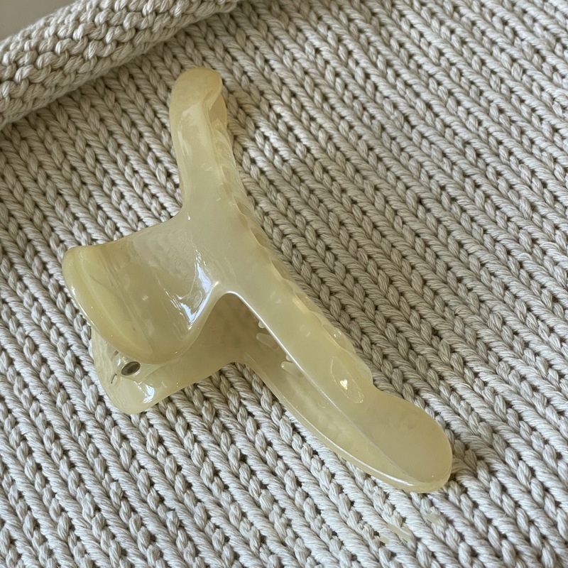 Kẹp Tóc Cá Mập Một Lần Màu Trà Bơ Tối Giản Cho Nữ