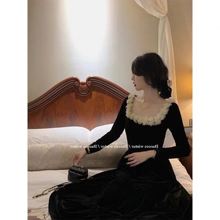 Váy đen cổ vuông viền bèo trắng tay dài thân dáng dài