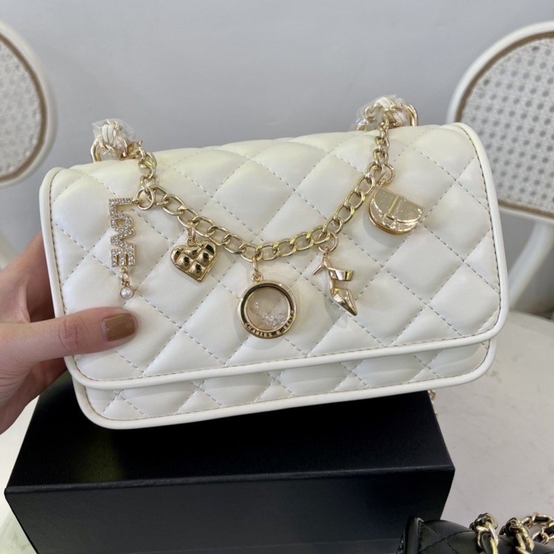 Túi cnk kèm charm xinh xắn có thể đeo vai và đeo chéo