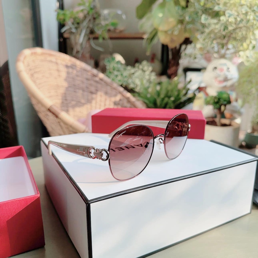 Kính Mát Salvatore Ferragamo SF231SRK 210 - Nude/gold viền đỏ, càng màu nude