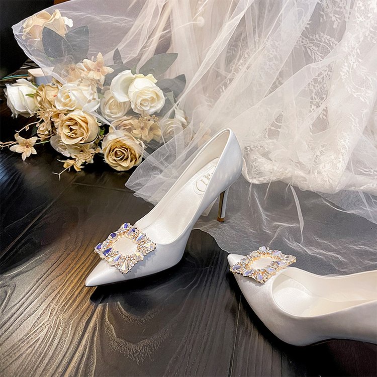 Giày Cao Gót Mũi Nhọn Màu Trắng Đính Đá Cao Cấp Thời Trang