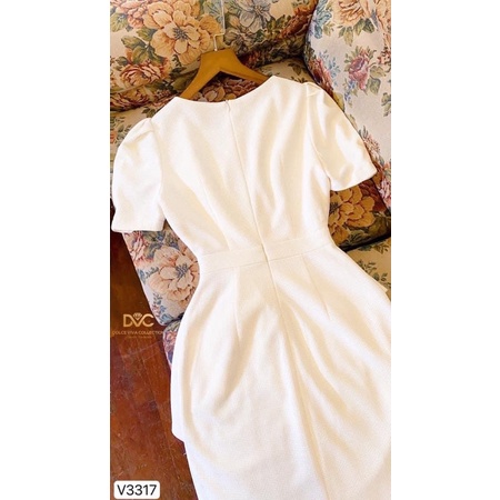 V3317 váy body màu be gắn bông hoa to