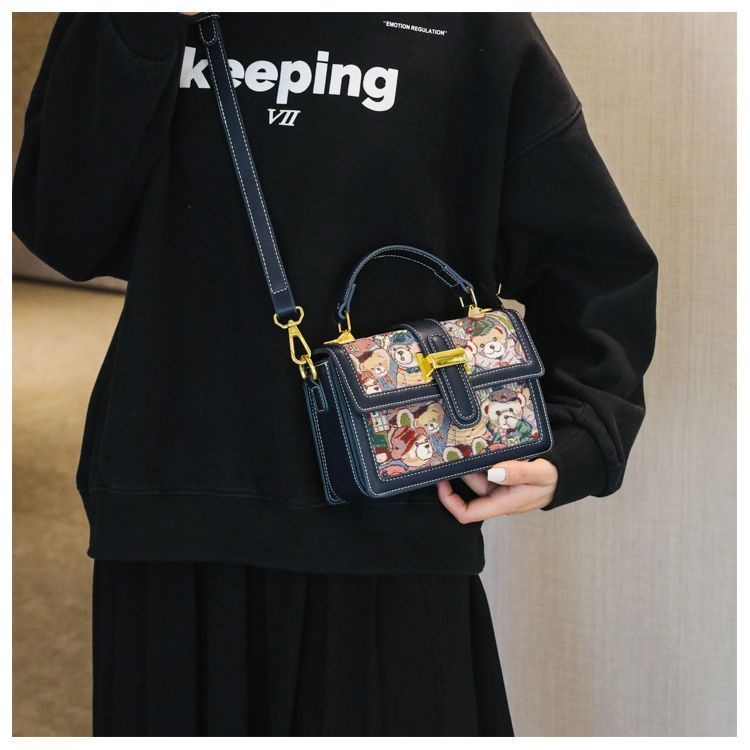 Túi Xách Đeo Vai Thêu Hình Gấu Graffiti Thời Trang Nữ 2023