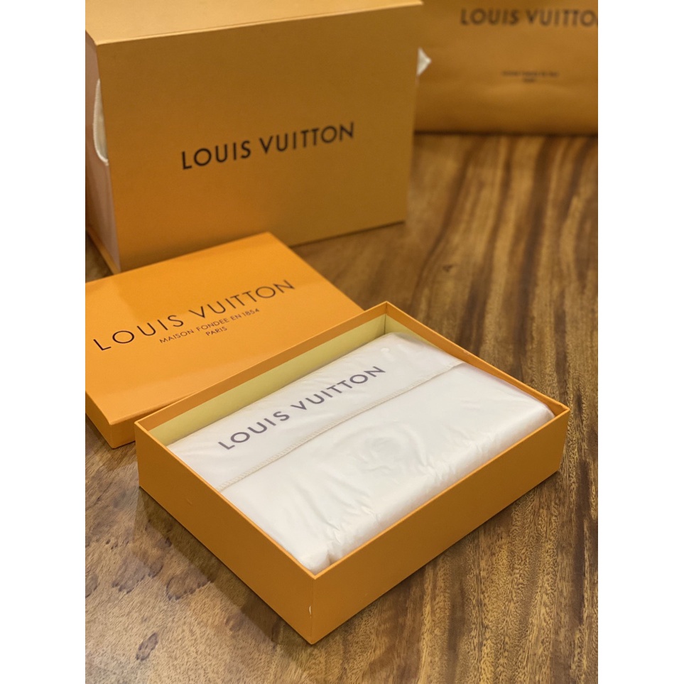 Ví cầm tay M266-27 LV POCHETTE VOYAGE LEATHER IN BLACK  Kích thước: 27 x 21 x 6 cm FULLBOX, TÚI VẢI, CARD