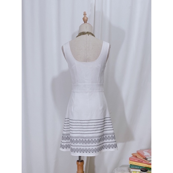 Váy đầm trắng xám cổ vuông thêu viền phong cách hàn