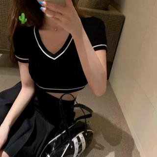 Áo thun croptop cổ tim phối viền
