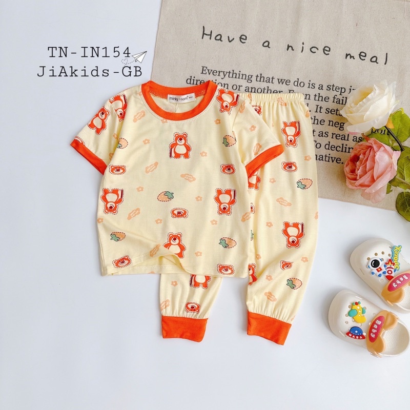 TNin154 Bộ Tay Ngắn Quần Dài Thun Lạnh Minky In Toàn Thân Gấu Nền Kem cho bé 8kg đến 25kg