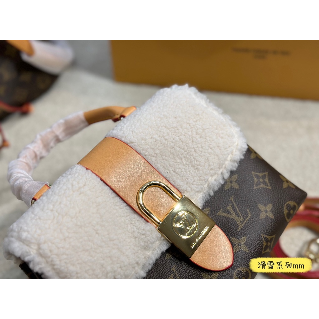 Túi Đeo Chéo Louis Vuitton Bằng Da Bò Mềm Thời Trang Cao Cấp Cho Nữ