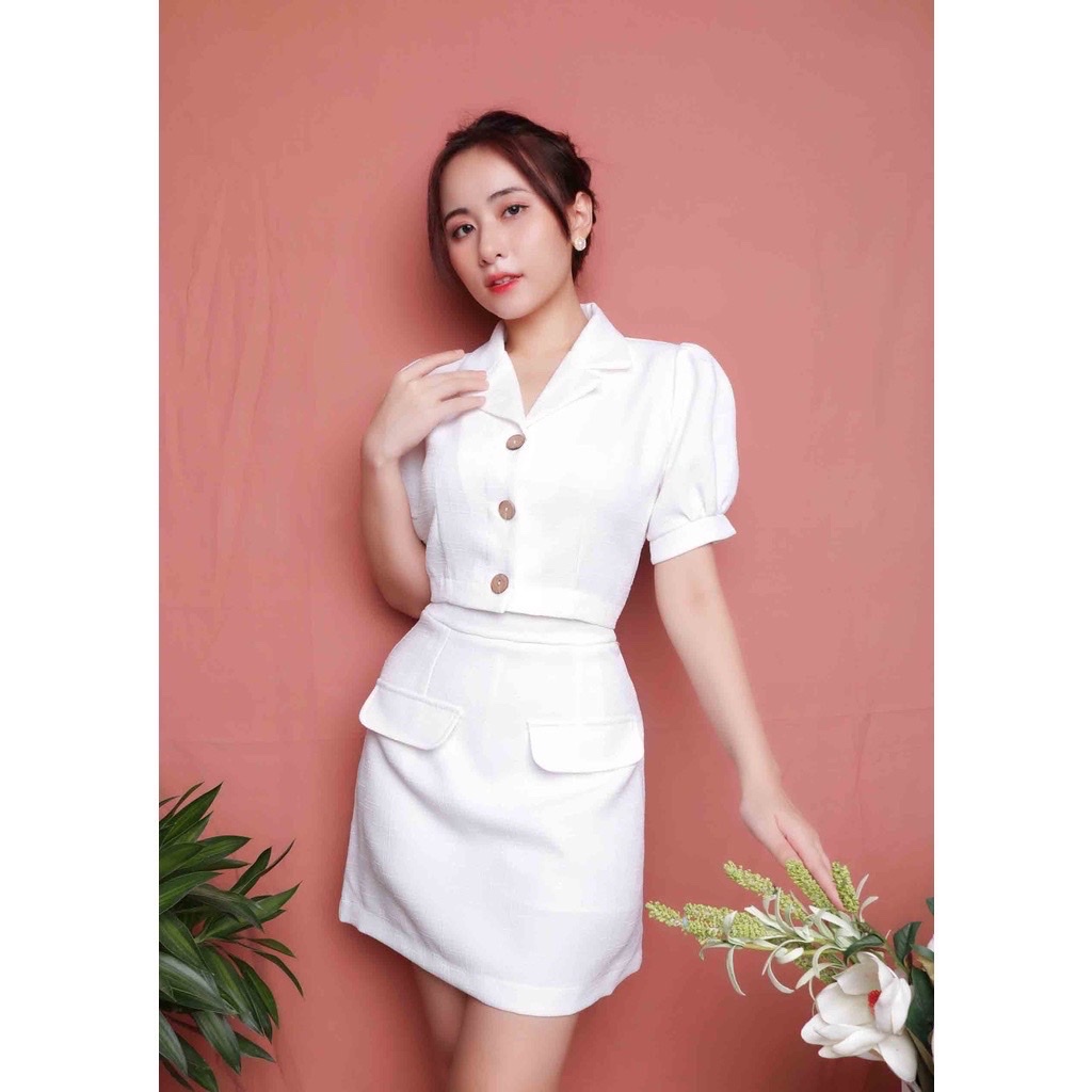 Chiếc set áo crotop cổ vets kèm cv trắng nhất định cô gái nào cũng cần có , mix kiểu gì cũng đẹp hack dáng mê dữ dội 😎