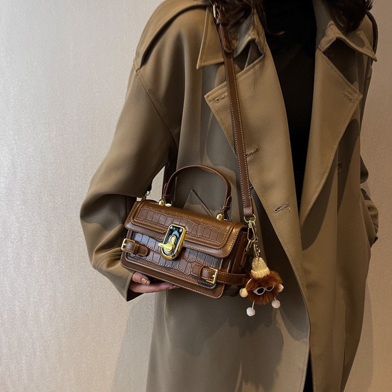 Túi đeo vai đeo chéo vân da bản lớn tặng kèm móc khóa thú bông siêu xinh 1247