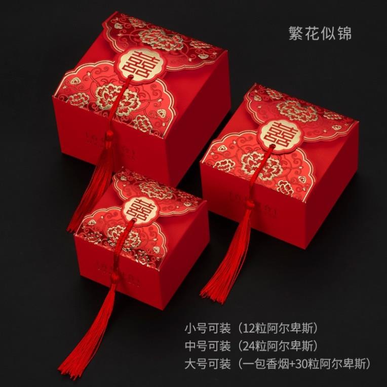 Hộp quà cưới ép kim vàng có dây tua rua đỏ/ Candy box