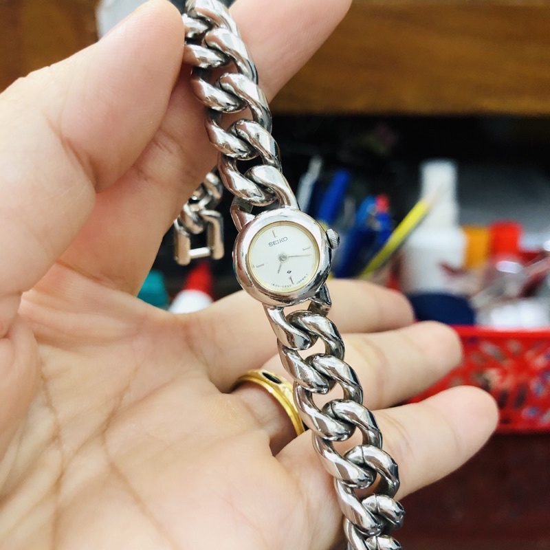 Đồng hồ nữ si dáng lắc tay hiệu Seiko