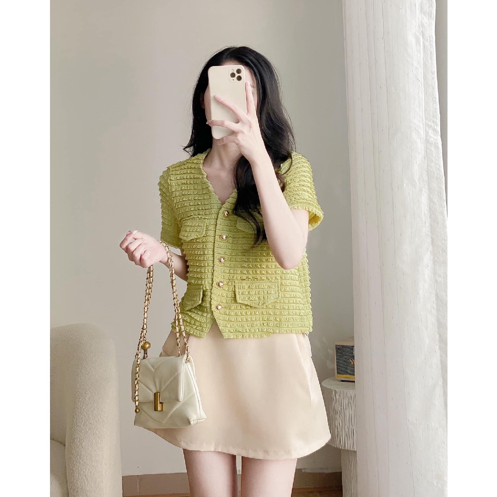 Áo Kiểu Chất Xốp MYAN Thiết Kế Diềm Bèo Ren Cổ Tim 4 Túi Khuy Trang Sức Màu Kem, Xanh AVN062207