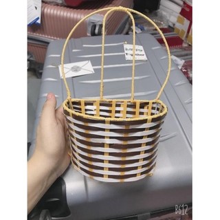 Giỏ mây cắm hoa treo tường