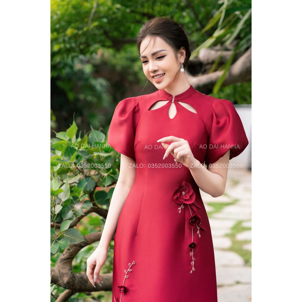 Áo dài Hanna cách tân tay bồng đính hoa nổi trẻ trung, cổ áo thiết kế cầu kỳ độc lạ, mặc đám cưới hỏi lễ tết du xuân
