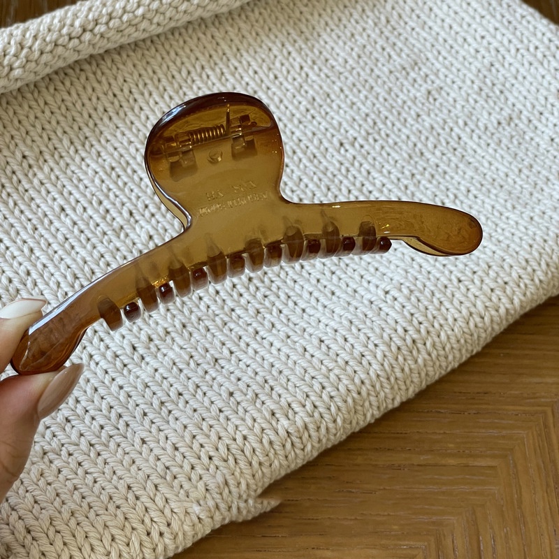 Kẹp Tóc Cá Mập Một Lần Màu Trà Bơ Tối Giản Cho Nữ