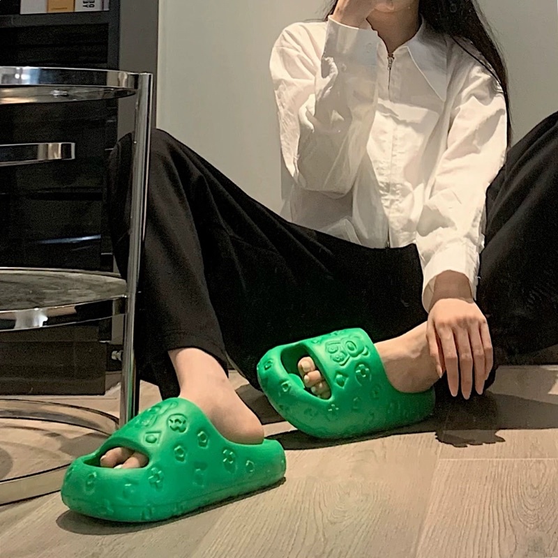 Dép Bánh Mì Dập Hoạ Tiết Gấu Đế Eva Mềm Mại Êm Chân Xixitiao - Hatuno order