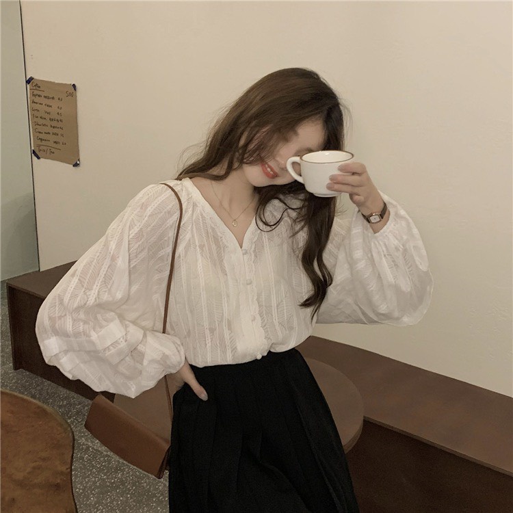 Áo sơ mi nữ cổ V cúc ngọc kiểu form rộng màu kem trắng phong cách Hàn Quốc Kozoda SM99
