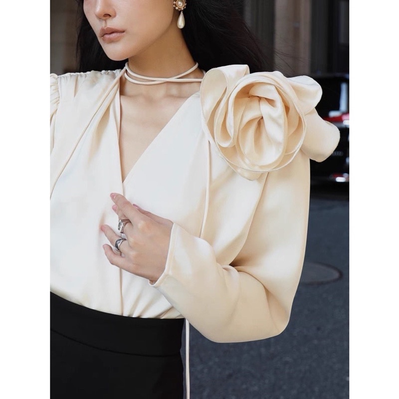 Áo sơ mi cổ V chất lụa satin cao cấp kèm hoa vai - 𝐕𝐘.𝐂𝐋𝐎𝐓𝐇𝐄𝐒 𝐂𝐇𝐔𝐘𝐄̂𝐍 𝐇𝐀̀𝐍𝐆 𝐐𝐔𝐀̉𝐍𝐆 𝐂𝐇𝐀̂𝐔 𝐂𝐇𝐈́𝐍𝐇 𝐇𝐈𝐄̣̂𝐔