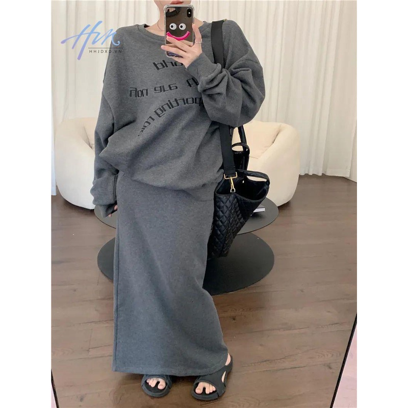 Bộ Áo Sweater Cổ Tròn Màu Xám Đậm Phối Chân Váy Lưng Cao Ôm Dáng Thời Trang Mùa Thu 2022 Cho Nữ